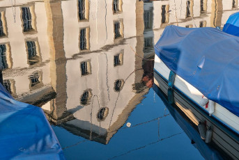 Rorschach 0147-2019, Wasserspiegelung Boote und Kornhaus