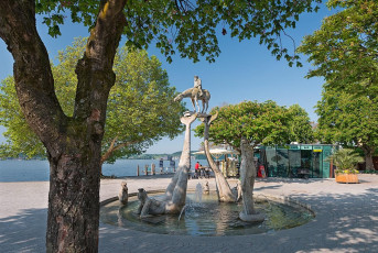 Überlingen 3058-2019, Lenkbrunnen und Kiosk am Landungsplatz