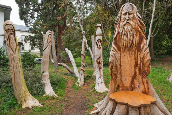 Überlingen 3093-2019, Holzfiguren im Stadtgarten