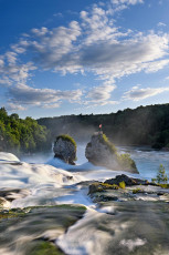 Schaffhausen 0357-2020, Felsen im Rheinfall und Wolken