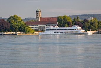 Friedrichshafen 1946-2020, MS Graf Zeppelin vor der Schlosskirch