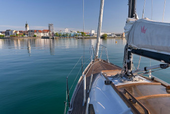 Friedrichshafen 1958-2020, Segelboot vor der Stadtkulisse