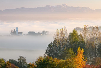 Hödingen 0269-2020, Herbstliches Aufkirch und Alpen im Nebel
