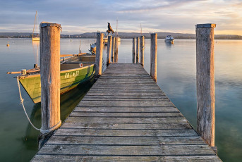 Iznang 0296-2020, Alter Holzsteg mit Fischerboot