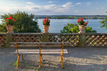 Mannenbach 0034-2020, Bank und Geranien am Schloss Arenenberg