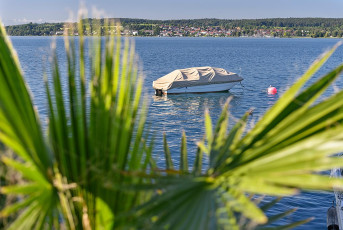 Überlingen 4136-2020, Ankerndes Boot vor der Promenade