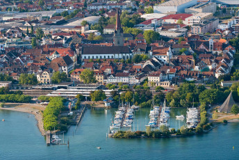 Radolfzell 0393-2015, Luftaufnahme Hafen und Innenstadt mit Kirc