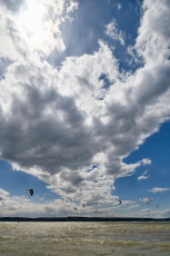 Birnau 0555-2021, Wolkenstrasse und Kitesurfer bei Maurach