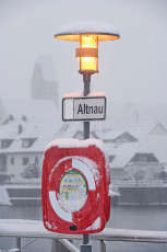 Hagnau 1298-2021, Laterne am Landesteg im Schneegestöber