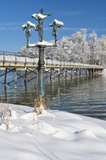 Mainau 2136-2021, Schwedenkreuz an Mainaubrücke im Schnee
