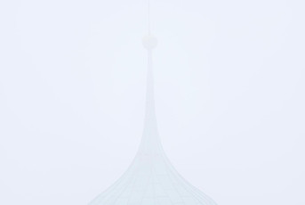 Allensbach 0417-2021, Kirchturm St. Nikolaus im Herbstnebel
