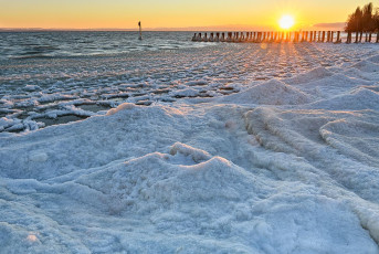 Altnau 0173-2021, Eisformationen am Ufer im Sonnenaufgang