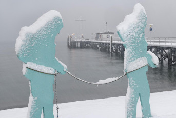 Hagnau 1278-2021, Eisläufer und Landesteg im Schnee