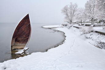 Hagnau 1300-2021, Seeufer mit Schiffsmodell im Schneegestöber