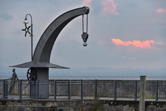 Langenargen 0656-2021, Lastkran am Hafen + Abendwolke