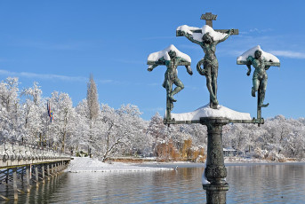Mainau 2134-2021, Schwedenkreuz an Mainaubrücke im Schnee