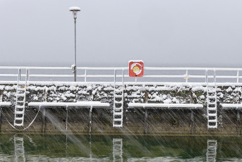 Meersburg 1923-2021, Molemauer im kleinen Hafen bei Schneetreibe