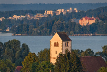 Seefelden 0096-2021, Dorfkirche mit Mainauschloss + Uni Konstanz