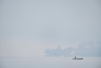 Überlingen 4466-2021, Fischerboot im Herbstnebel