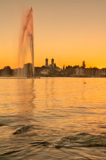 Friedrichshafen 0900-2013, Wasserfontäne und Schlosskirche im A