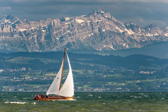 Friedrichshafen 582-2010, Segelboot vor der Säntiskulisse