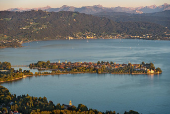 Lindau 0963-2012, Luftaufnahme Insel vor Österreichischen Alpen