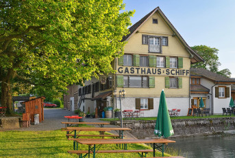 Altnau 0275-2022, Tische vor Gasthaus Zum Schiff