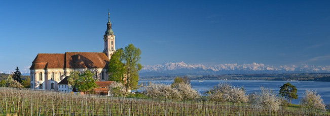 Birnau 0592-2022 PANO, Barockkirche und Alpen im Frühling