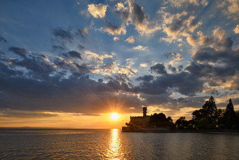 Langenargen 0727-2022, Schloss Montfort im Sonnenuntergang