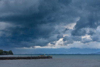 Langenargen 0785-2022, Regenwolken über dem Hafen