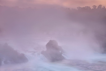 Schaffhausen 0382-2022, Rheinfall im Nebel bei Morgendämmerung
