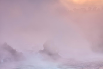 Schaffhausen 0384-2022, Rheinfall im Nebel bei Morgendämmerung