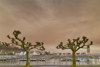 Unteruhldingen 0759-2022, Saharastaub über dem Hafen