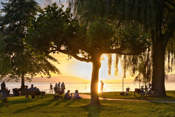 Unteruhldingen 0806-2022, Abendliches Treiben im Seegarten