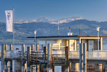Wasserburg 0624-2022, Landesteg und Alpen im Abendlicht