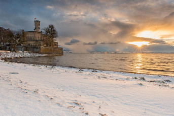 Langenargen 0556-2016, Verschneites Ufer und Schloss Montfort