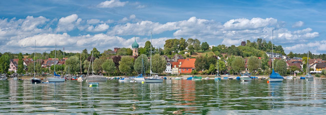 Allensbach 0473-2023 PANO, Ort mit Kirche vom Wasser aus
