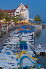 Friedrichshafen 2154-2023, Gondelhafen in der Abenddämmerung