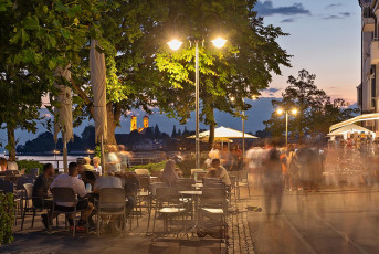 Friedrichshafen 2155-2023, Seestrasse und Schlosskirche am Abend
