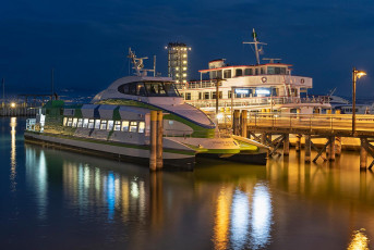 Friedrichshafen 2162-2023, Bundesbahnhafen und Moleturm bei Nach