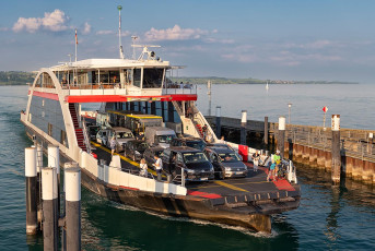 Konstanz 2107-2023, Fährverkehr am Hafen in Staad