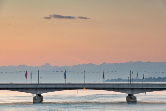 Konstanz 2127-2023, Alte Rheinbrücke und Alpen im Morgenrot