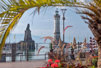 Lindau 2043-2023, Hafeneinfahrt mit Leuchtturm und Löwe