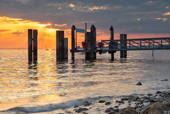 Lochau 0003-2023, Steg am Kaiserstrand im Sonnenuntergang