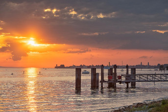 Lochau 0005-2023, Steg am Kaiserstrand im Sonnenuntergang