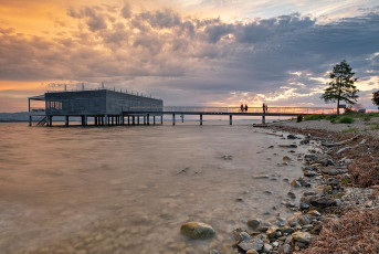Lochau 0018-2023, Badehaus am Kaiserstrand abends