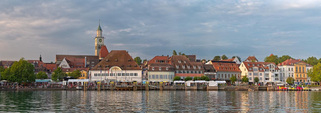 Überlingen 4816-2023 PANO-617, Altstadt mit Promenadenfest vom