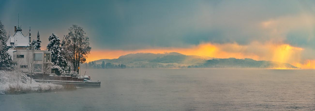 Überlingen 4927-2023 PANO617, Lichtdurchbruch im Winternebel be