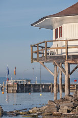 Wasserburg 0672-2023, Badehaus vor Schiffsanlegestelle