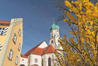 Wasserburg 0679-2023, Forsythienblüte vor Kirche St. Georg